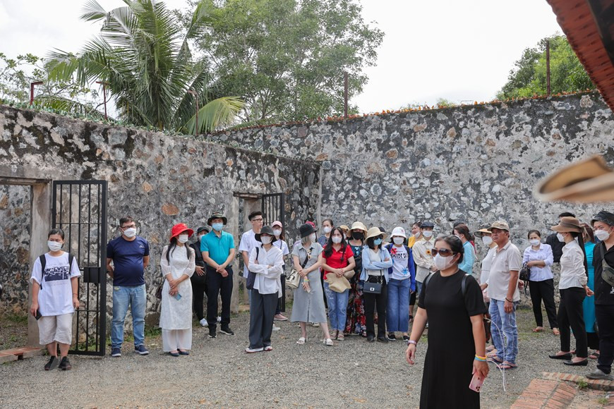 Du 24 au 26 juin, des journalistes du journal en ligne VietnamPlus, relevant de l’Agence vietnamienne d’Information (VNA) ont participé à un voyage intitulé "retour aux sources" sur l’île de Con Dao (Poulo Condor) au large de la province de Bà Ria-Vung Tàu (Sud). Sur place se trouvent des sites historiques reflétant tout à la fois les crimes des agresseurs et la volonté résolue et indomptable des soldats révolutionnaires et patriotes vietnamiens. À la prison de Con Dao, surnommée "l’enfer du bas monde", les journalistes du journal en ligne VietnamPlus ont vu de leurs propres yeux l'endroit où plus de 20.000 soldats révolutionnaires et patriotes vietnamiens furent détenus au cours des années de résistance contre les agresseurs. Photo : Hoài Nam/Vietnam+