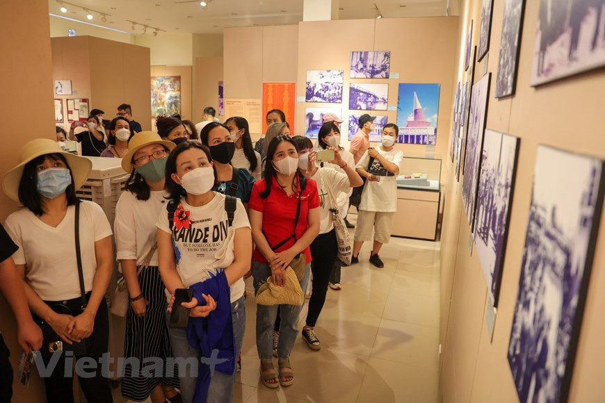Bien qu’elles y travaillent depuis très longtemps, les guides du musée de Con Dao n’arrivent pas à cacher leurs émotions chaque fois qu’elles présentent aux touristes “les cages à tigres” du bagne de Con Dao. C’est une geôle avec plusieurs cellules de taille modeste. Les grilles sont si solides qu’elles font penser à des cages pour animaux. Les prisonniers ne s’y trompèrent pas en les appelant “cages à tigre”. Les méthodes de torture les plus brutales y ont été pratiquées en abusant du climat dur de la région. Les ennemis utilisaient la chaux en poudre et des eaux usées pour torturer. En été, une cellule d’à peu près 5 m2 accueillait 6 à 8 personnes, parfois 10 personnes. En hiver, les prisonniers n’étaient plus que deux par cellule… Photo: Hoài Nam/Vietnam+