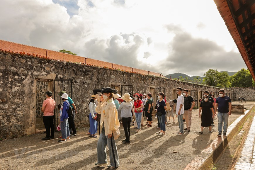 Située au Sud du Vietnam à environ 180 km au large de la province de Bà Ria-Vung Tàu, la prison de Con Dao a été construite en 1862 par les Français et ne fut fermée que le 30 avril 1975, date de la libération du Sud du Vietnam et de la Réunification nationale. Elle comprend huit blocs de détention d'une superficie de 10.000 à 25.000 mètres carrés chacun, en plus des dizaines de cellules auxiliaires, d'une capacité totale de réunir des dizaines de milliers de personnes. À la fin des années 1990, la prison de Con Dao a été restaurée pour devenir un vestige historique attirant un bon nombre de visiteurs. Photo: Hoài Nam/Vietnam+