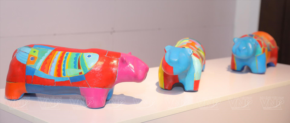 Le jeune artiste Le Minh Tri présente des sculptures de bovins, de volailles et surtout de chien, son animal préféré. 