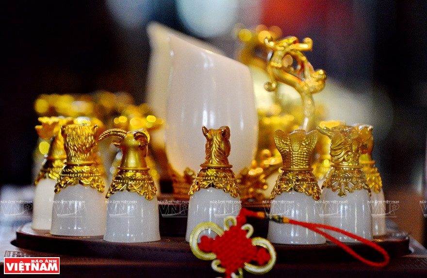 Des verres en jade incrustés d'or.