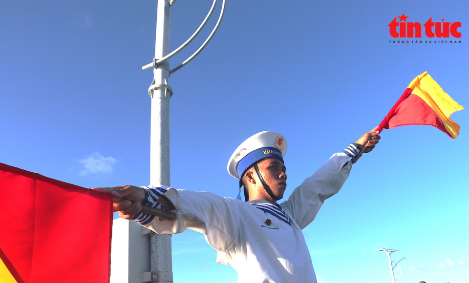 Le soldat Dinh Thien Hoang dirige un bateau vers l'île de Song Tu Tay. 