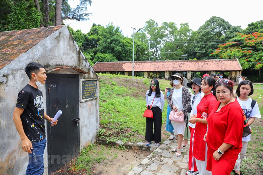 Au musée de Con Dao, Le Thi Anh Tuyet, agente du Centre de conservation du monument national de Con Dao a présenté aux journalistes du journal en ligne VietnamPlus un aperçu général de l’intérêt historique, culturel et scientifique de la prison de Con Dao, reconnue relique historique spéciale d'importance nationale depuis le 10 mai 2012. Les images, les documents et les artefacts exposés au musée font frémir tous les visiteurs qui se rendent dans cet endroit surnommé autrefois « l’enfer sur terre ». Les visiteurs sont émus et admirent le courage, la volonté et l’optimisme des prisonniers patriotes. La visite de la prison de Con Dao et du musée éponyme a permis de rappeler à chaque journaliste les bonnes valeurs traditionnelles de la nation et l’importance de rendre hommage aux héros et martyrs qui se sont sacrifiés pour l'indépendance d’aujourd’hui. Photo: Hoài Nam/Vietnam+