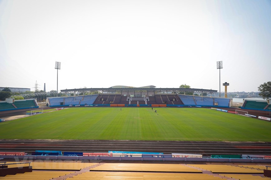 Le stade de Viet Tri est situé dans les locaux du Complexe sportif provincial de Phú Thọ. Il accueillera les matchs de la poule A du football masculin des SEA Games 31 et un match des demi-finales. Il faut savoir que l’équipe vietnamienne se trouve dans la poule A. Pour servir au mieux la 31e édition des Jeux d’Asie du Sud-Est, la compagnie d’électricité de Phu Tho a investi environ 8,6 milliards de dongs pour améliorer le système de transmission d’électricité, notamment pour le stade de Viet Tri et les lieux d’hébergement, d’entraînement et de restauration des sportifs et des responsables des sélections, a souligné le directeur de l'Electricité de la ville de Viet Tri, Nguyen Quang Vinh. Photo : PV/Vietnam+