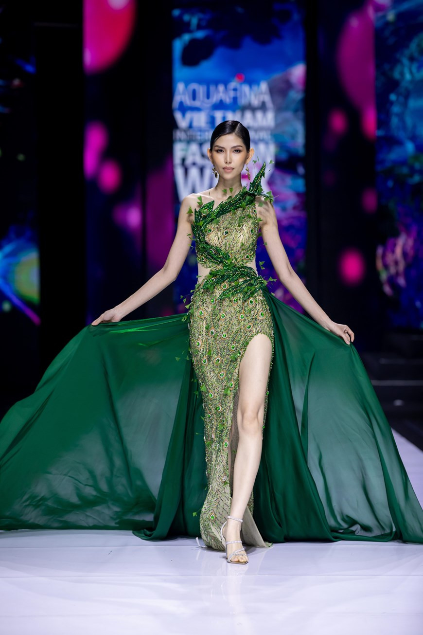 La styliste Linh San a fait exploser le podium lors de la cérémonie de clôture de la Semaine de la mode internationale printemps-été 2022 avec des designs impressionnants dans la collection «Mother Land» (Mère-Patrie). 