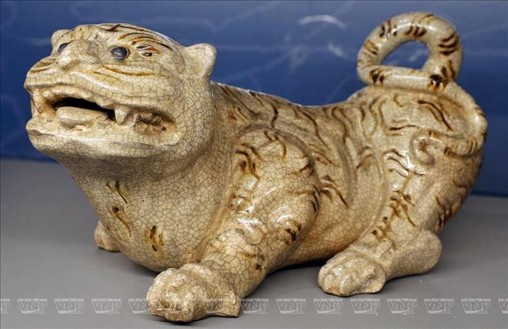 Statue de tigre en céramique de Bat Trang, époque Canh Hung (1740-1786). 