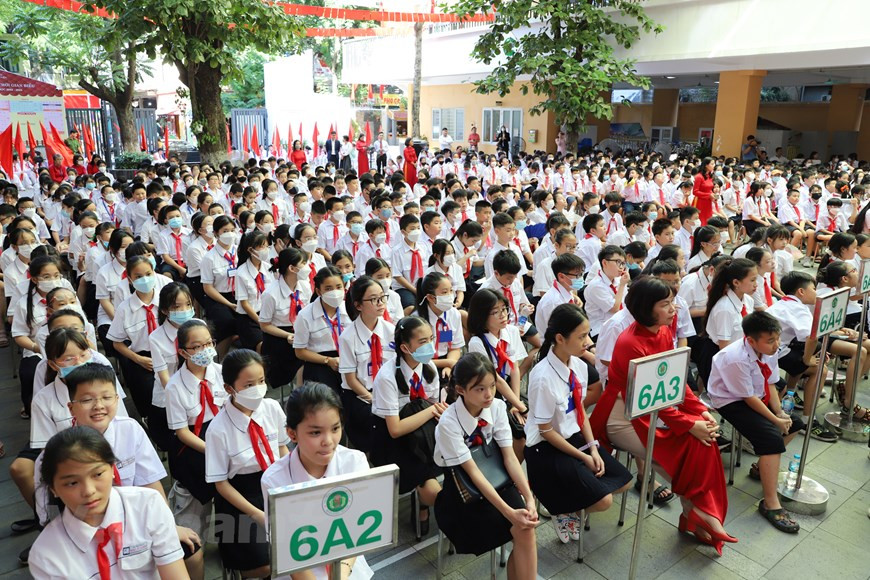 Il y a un siècle, à cet endroit précis, l'école primaire Leonet - une école pour garçons - fut construite par les Français. C’est au début de l'automne 1920 que l'école Leonet entama sa première année scolaire. Après la Révolution d'Août en 1945, l'école primaire Léonet devint l’école primaire Hàm Long. Et depuis 1983, elle est officiellement nommée collège Ngô Si Liên. Enseignants et élèves du collège mettent chaque année tous leurs efforts pour maintenir la réputation du collège. Ils se concentrent sur la recherche de nouvelles méthodes d'enseignement, leur permettant de remporter bien des prix lors de concours aux niveaux municipal, national et même international, dont les Prix des sciences à Singapour et en Indonésie, le Championnat du monde de mathématiques par équipe (World Mathematics Team Championship - WMTC), etc. 
