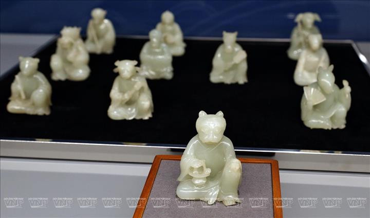 Mascotte de tigre tenant une lanterne dans l’ensemble de 12 animaux en jade de la dynastie des Nguyen. 