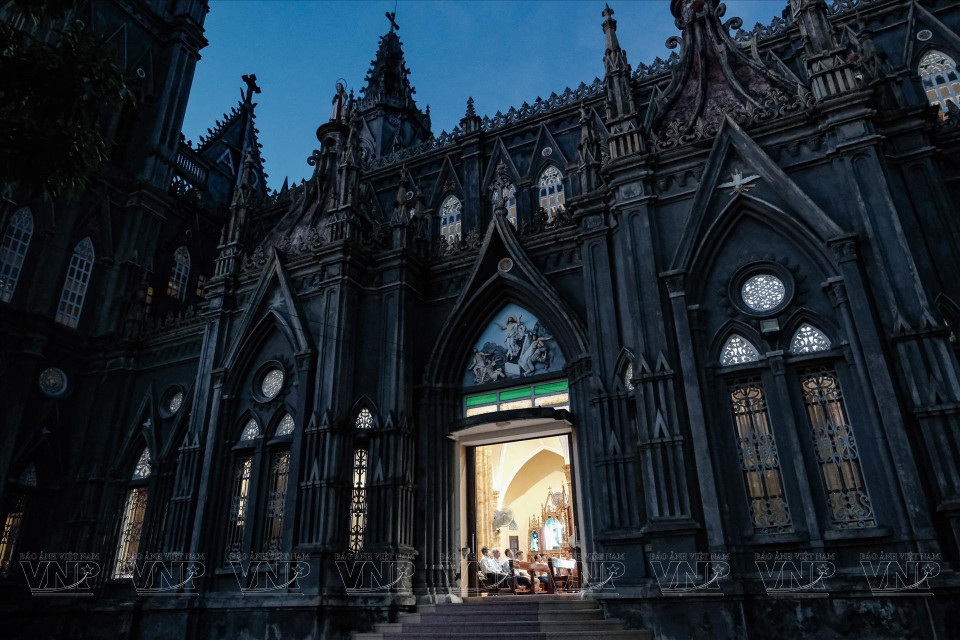 Une cérémonie de prière en fin d'après-midi des catholiques de la paroisse de Hung Nghia. 