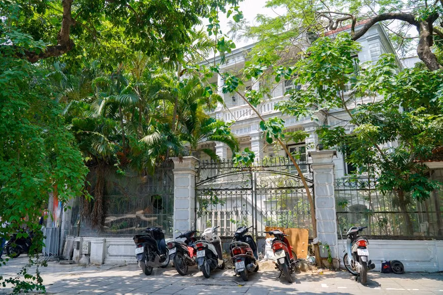 Pour Dào Ngoc Nghiêm, ancien directeur du Département de l'urbanisme de Hanoi, plus la valeur immobilière monte, plus les questions liées à l'utilisation des villas deviennent complexes alors que, dans le même temps, celles-ci se détériorent. Quelque 80% des 970 villas coloniales de Hanoi se dégradent et ont subi des modifications en raison de changements de mode d'utilisation, de l'urbanisation galopante et de gestion défaillante. Quelques villas ont été vendues et certaines ont été remplacées par de nouveaux buildings. Selon une enquête, sur les 970 villas recensées, une très grande partie (80%) est illégalement occupée et a connu des transformations, une petite partie (15%) a gardé son état d'origine et le reste (5%) a été entièrement reconstruit. Photo : Minh Hieu/VietnamPlus 