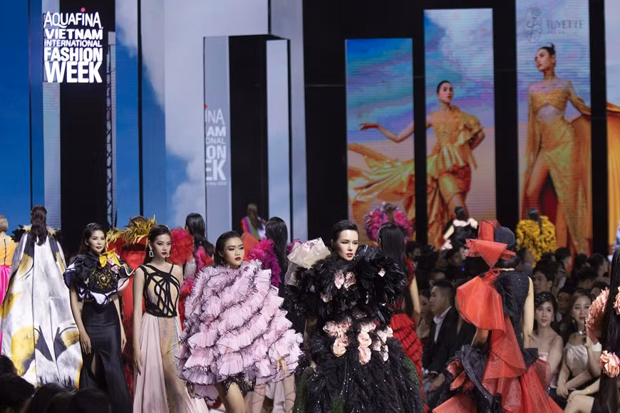 Officiellement lancée en 2014 et après 12 saisons réussies, la Semaine internationale de la mode (Vietnam International Fashion Week - VIFW) a affirmé son envergure mondiale. 