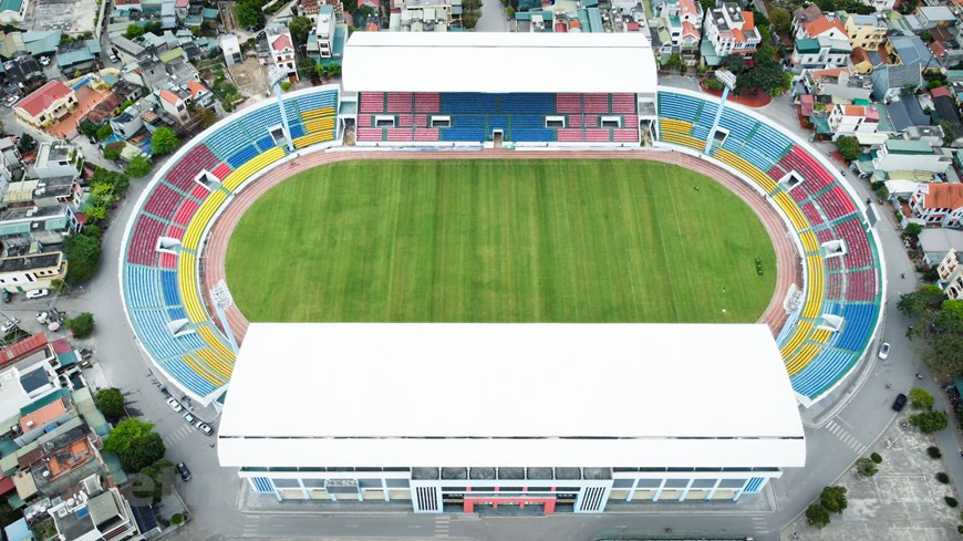Le stade de Cam Pha est l'un des sites réservés par Quang Ninh à l’organisation d’événements des SEA Games 31 (Jeux d’Asie du Sud-Est), à côté du Centre sportif provincial, de la plage de Tuan Chau, du Palais de l'aménagement, des foires, des exposition de Quang Ninh et du complexe de villégiature Legacy Yen Tu. Le stade de Cam Pha accueillera les matches de la poule A du football féminin des prochains SEA Games. A savoir que la poule A comprend les équipes du Vietnam, des Philippines, du Cambodge et d'Indonésie. Pour se préparer aux SEA Games 31, bien qu’il n’ait été construit qu’il y a quelques années, le stade de Cam Pha a été modernisé. Photo : PV/Vietnam+ 