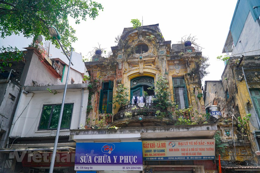 Viennent s'y ajouter une urbanisation galopante et une gestion défaillante. Les loyers dérisoires ne suffisent pas à payer les travaux d'entretien et de réparation entrepris par l'État. Le budget public destiné aux travaux d'entretien des villas ne permet que de contrer les infiltrations d'eau de pluie, ce qui explique la vente progressive des villas. Et la chute de la valeur culturelle avec. L'absence de réglementations d'emploi et de normes de préservation et de restauration... ont fait le reste. De nombreuses villas ont été agrandies par des locataires peu scrupuleux. Ceux qui voudraient faire entreprendre des travaux de réparations restent bloqués par manque de certificats. Cette situation préoccupante a amené la municipalité de Hanoi à accélérer son projet de vente des villas. Par conséquent, elle a demandé au Département de la construction de les recenser. Photo : Minh Hieu/VietnamPlus 