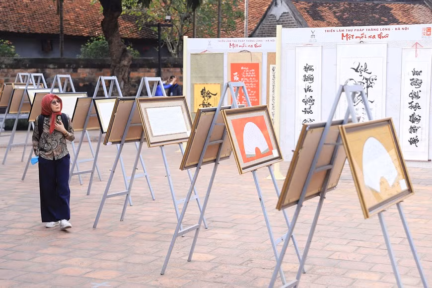 Importée de Chine au début de l’ère chrétienne, la calligraphie ou l’art de la belle écriture a été très bien intégrée par les lettrés vietnamiens, au point de devenir une tradition unanimement reconnue comme faisant partie du patrimoine culturel national. Les calligraphes vietnamiens en ont fait un art empreint d’identité nationale. Papier, tissu, bois, bambou, pierre, carton, bronze, nacre, porcelaine… Tous les supports sont bons pour les calligraphes vietnamiens lorsqu’il s’agit d’exprimer leur talent et leur pensée philosophique. Selon Nguyên Quang Thang, calligraphe et chercheur à l’Institut des idéogrammes chinois et sino-vietnamiens (Nôm), il existe trois types de calligraphies au Vietnam.