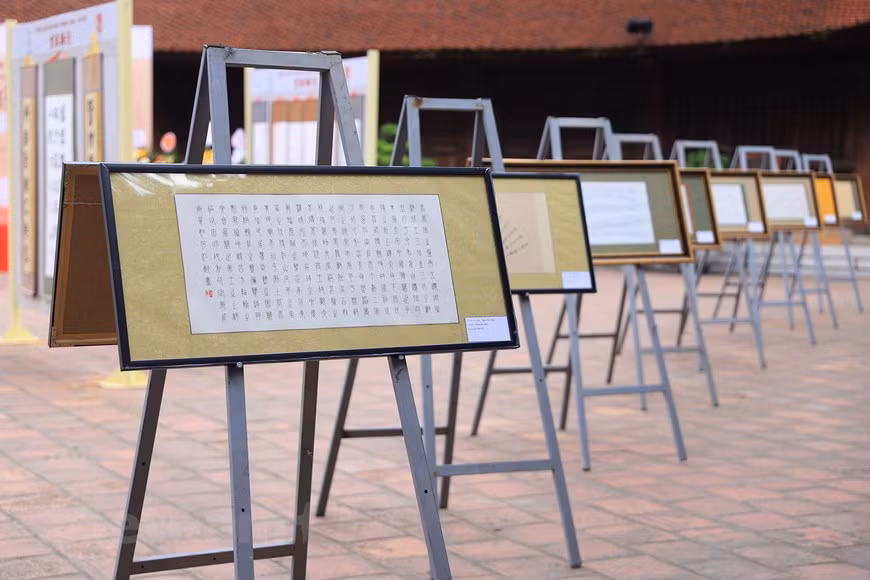 L’exposition attire de nombreux visiteurs appréciant la calligraphie. Outre l’admiration des œuvres déjà peintes, il est possible aussi d’apprécier des démonstrations de calligraphie. Cette manifestation constitue une activité visant à honorer la beauté de la culture traditionnelle de la nation à travers l'art de la calligraphie, contribuant à préserver et promouvoir la quintessence de la culture nationale, de Hanoï en particulier. L’esthétique d’une écriture peut donner envie de lire une lettre, ou au contraire repousser tout désir de lecture. La calligraphie fait partie donc du message, prépare à sa réception, et crée ainsi un climat esthétique et intellectuel. Cet art de bien former les caractères d’écriture manuscrite, héritage d’une longue histoire, se retrouve dans divers pays, diverses cultures.