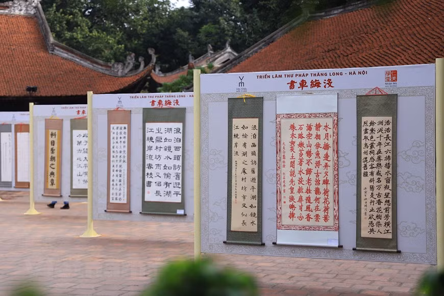 Une exposition sur la calligraphie a été inaugurée le 20 novembre par le Centre des activités culturelles et scientifiques de Van Mieu - Quoc Tu Giam, une activité en l’honneur de la Journée des enseignants du Vietnam (20 novembre) et de la Journée du patrimoine culturel du Vietnam (le 23 novembre). La centaine de calligraphies en hán (écriture chinoise), nôm (écriture démotique sino-vietnamienne) et quốc ngữ (écriture vietnamienne latinisée) loue la tradition de respect du maître, celle de sélection des personnes les plus talentueuses, mais aussi la beauté paisible des sites historiques, les valeurs de paix et de stabilité chez les anciens lettrés,… 