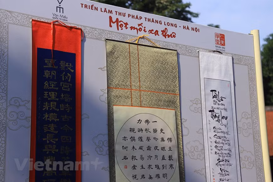 La première révolution opérée par les calligraphes vietnamiens aurait été l’utilisation des idéogrammes sino-vietnamiens, lesquels étaient en soi une invention des lettrés vietnamiens pour revendiquer une certaine indépendance intellectuelle vis-à-vis du géant voisin. Les connaisseurs affirment que par rapport à la calligraphie chinoise, la calligraphie utilisant les idéogrammes sino-vietnamiens est beaucoup moins formatée et bien plus libre dans son expression. Ses pratiquants aiment à honorer de leur belle écriture des comptines populaires et des proverbes, des citations de grandes personnalités et des poèmes lyriques. Ces vingt dernières années auront témoigné d’un développement particulièrement vigoureux de la calligraphie vietnamienne qui, en plus des idéogrammes, s’est élargie à l’écriture romanisée. Ces belles écritures apparaissent sur des cartes de vœux que l’on échange au printemps, sur des calendriers, des objets de décoration, dans des espaces culturels… Les clubs et les classes de calligraphie attirent de plus en plus de jeunes participants.