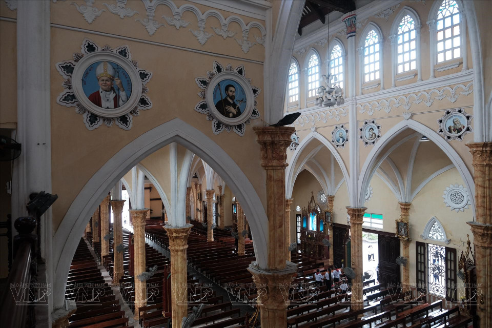 A l’intérieur de l'église Hung Nghia. 
