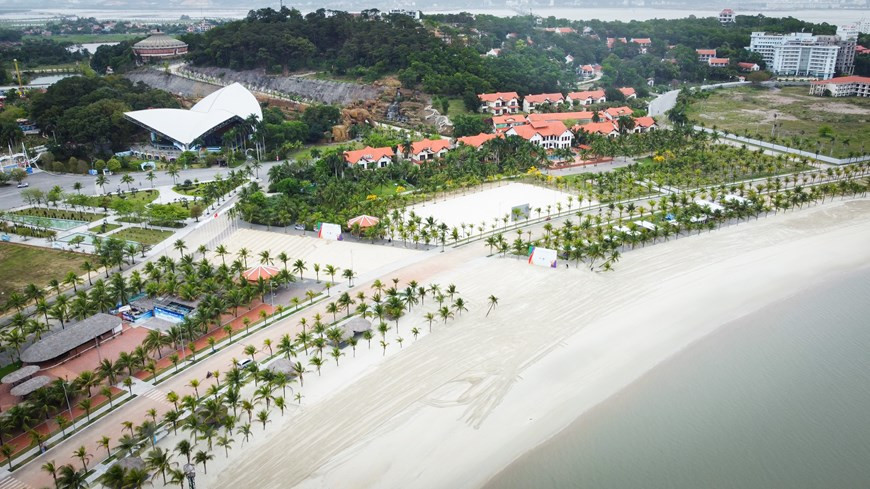 Un peu plus d’un mois avant les 31es Jeux d’Asie du Sud-Est (SEA Games 31), prévus du 12 au 23 mai prochain, le Vietnam, pays hôte, accélère ses préparatifs. Les SEA Games sont non seulement un événement sportif de l’ASEAN, mais aussi une activité d’échange entre les pays de la région. L’événement devra créer un terrain de jeu équitable vers une Asie du Sud-Est plus forte et permettre au Vietnam de promouvoir sa culture. Les SEA Games 31, placés sous le thème "Pour une Asie du Sud-Est plus forte", se dérouleront à Hanoï et dans 11 autres localités du Nord. Ils comprendront 40 disciplines sportives avec 526 épreuves et devraient attirer environ 10.000 participants. Photo : PV/Vietnam+