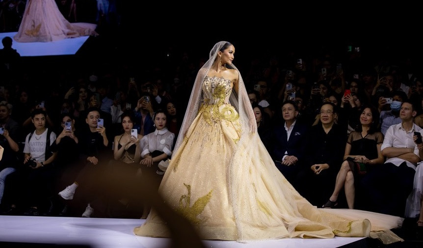 La styliste Linh San a présenté sa collection "Mother Land" (Mère-Patrie) à la Semaine de la mode internationale printemps-été 2022, qui s’est tenue du 25 au 29 mai à Hô Chi Minh-Ville. 