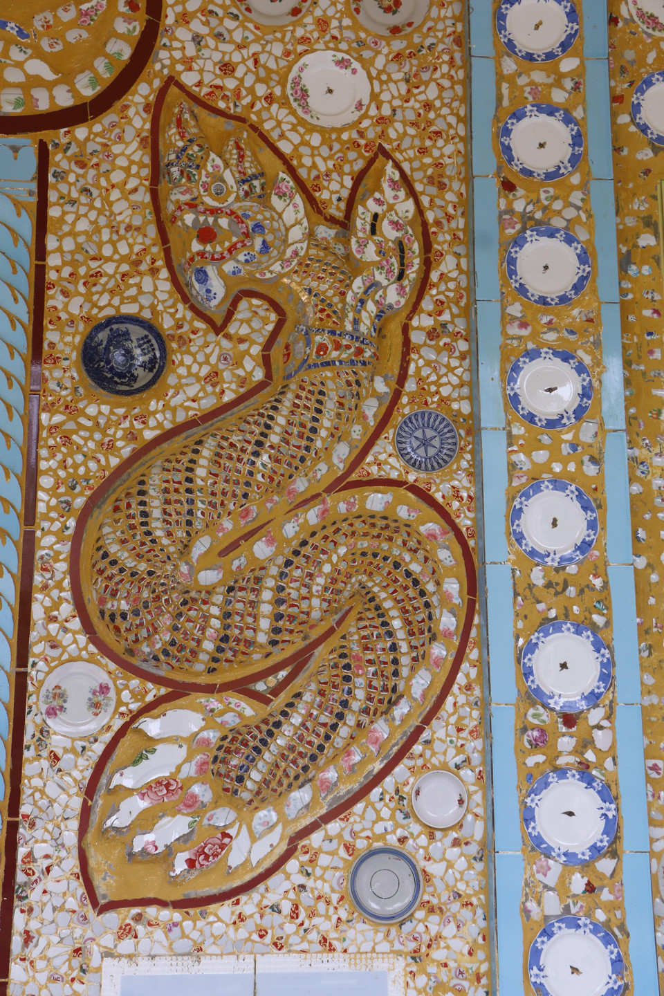 Un mur de la pagode Sa Lon décoré de morceaux de céramiques. 