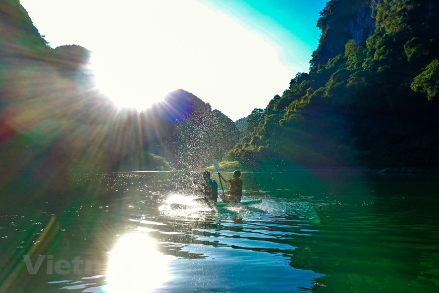 Situé à une altitude comprise entre 1.500 et 1.700 mètres au-dessus du niveau de la mer, le lac Thang Hen, dans la province septentrionale de Cao Bang est le plus haut lac naturel d'eau douce de montagne du Vietnam. Pour venir découvrir le lac Thang Hen, les visiteurs doivent prendre depuis Cao Bang la direction de la route nationale 3, parcourir environ 21 km avant de prendre la route provinciale 205 sur 4 km supplémentaires. Ensuite, il faudra tourner à gauche pour entrer dans la zone d'écotourisme du lac Thang Hen. De nombreux touristes vietnamiens comme étrangers sont attirés par ce complexe de lacs, de rivières et de grottes souterraines au paysage si poétique. 