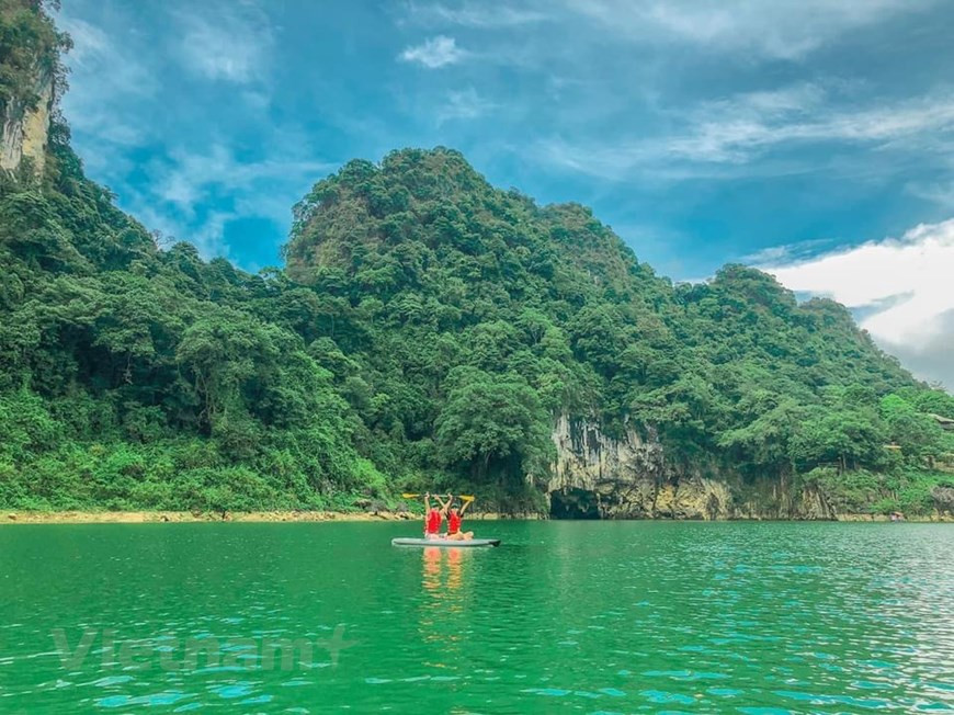 Il n'y a rien de plus merveilleux que d'être immergé dans la nature pour profiter d'une sensation de fraîcheur et de paix. Le voyage aux lacs Thang Hen aide à soulager le stress et la fatigue après des longues journées de dur labeur. Cette destination touristique permet de faire l’expérience du camping au milieu d'une nature préservée, faite de nombreux arbres rares et précieux. Le système de lacs Thang Hen présente une caractéristique unique : les lacs sont reliés les uns aux autres par un écoulement en surface mais aussi en souterrain. Par conséquent, le niveau d'eau peut changer chaque saison, parfois très soudainement. 