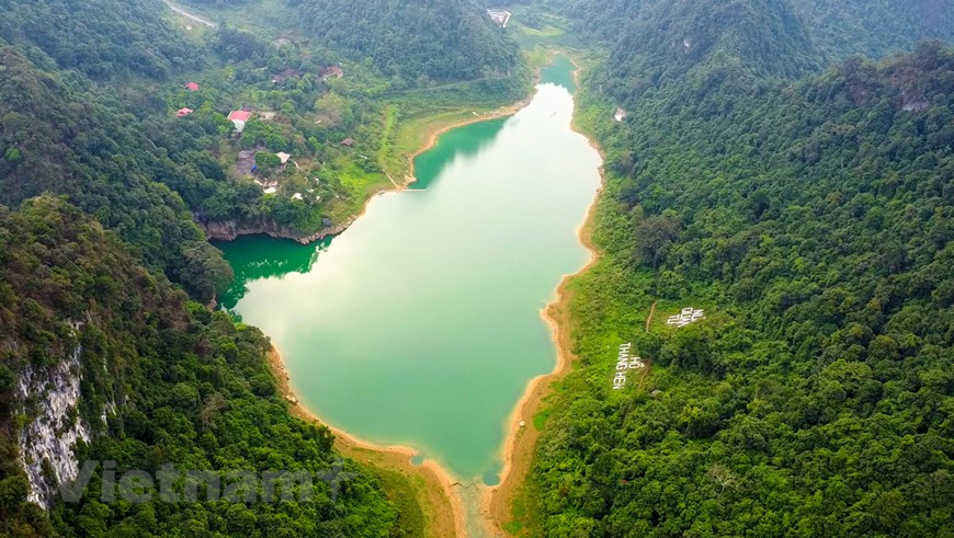 Bénéficiant d’un climat tropical doux et agréable durant toutes les saisons grâce à une altitude de 300 mètres au-dessus du niveau de la mer, la province montagneuse de Cao Bang, à environ 270 km au Nord de Hanoï, possède nombre de sites touristiques incontournables, dont le complexe de lacs Thang Hen et son lac principal éponyme. Ce lac est perché au sommet d’une montagne dans la commune de Quôc Toàn du district de Trà Linh, à 25km de la ville de Cao Bang. Il offre une vue à couper le souffle avec ses rangées d’arbres dressés sur des flancs escarpés se reflétant dans les eaux du lac. Il s’agit de l’un des 36 lacs du complexe de lacs Thang Hen qu’abrite les montagnes de la région de Trà Linh. 