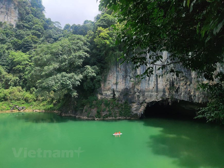 En langue Tày, Thang Hen signifie «queue d’abeille», car vu du haut, le lac a effectivement la forme d’une queue d’abeille. D’une longueur de 1.000 mètres pour une largeur de 300 mètres, le lac Thang Hen comprend sur l’une de ses rives une grande grotte d’où s’échappe une source d’eau claire. À proximité, on trouve un autre lac, Thang Luong, au milieu duquel émerge un joli petit mont. En fait, le lac est un ensemble de 36 lacs reliés les uns aux autres par des rivières souterraines, le tout situé dans une grande vallée entre les communes de Quôc Toan (district de Trà Linh) et Ngu Lao (district de Hòa An). Ici, l’eau est d’un vert limpide toute l’année. Un endroit idéal pour admirer le paysage en barque.