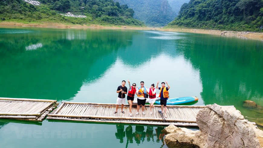 Thang Hen a été reconnu comme un beau paysage national du Vietnam en 2001. Le panorama enchanteur du complexe de lacs Thang Hen se compose de 36 lacs naturels reliés les uns aux autres par un système de rivières et grottes souterraines. Chaque lac est séparé de quelques dizaines à plusieurs centaines de mètres, tous situés dans une grande vallée à côté de la commune de Quoc Toan, district de Tra Linh, et de la commune de Ngu Lao, district de Hoa An. Au sein du complexe Thang Hen, se trouvent donc plusieurs lacs tels que Thang Vat, Na Ma, Thang Loong, Thang Hen et Thang Hoi, entre autres. Thang Hen est le plus grand lac avec une longueur de près de 2.000m, une largeur de 500m et une profondeur de 40m, entouré d'une forêt entrecoupée de roches rugueuses. 