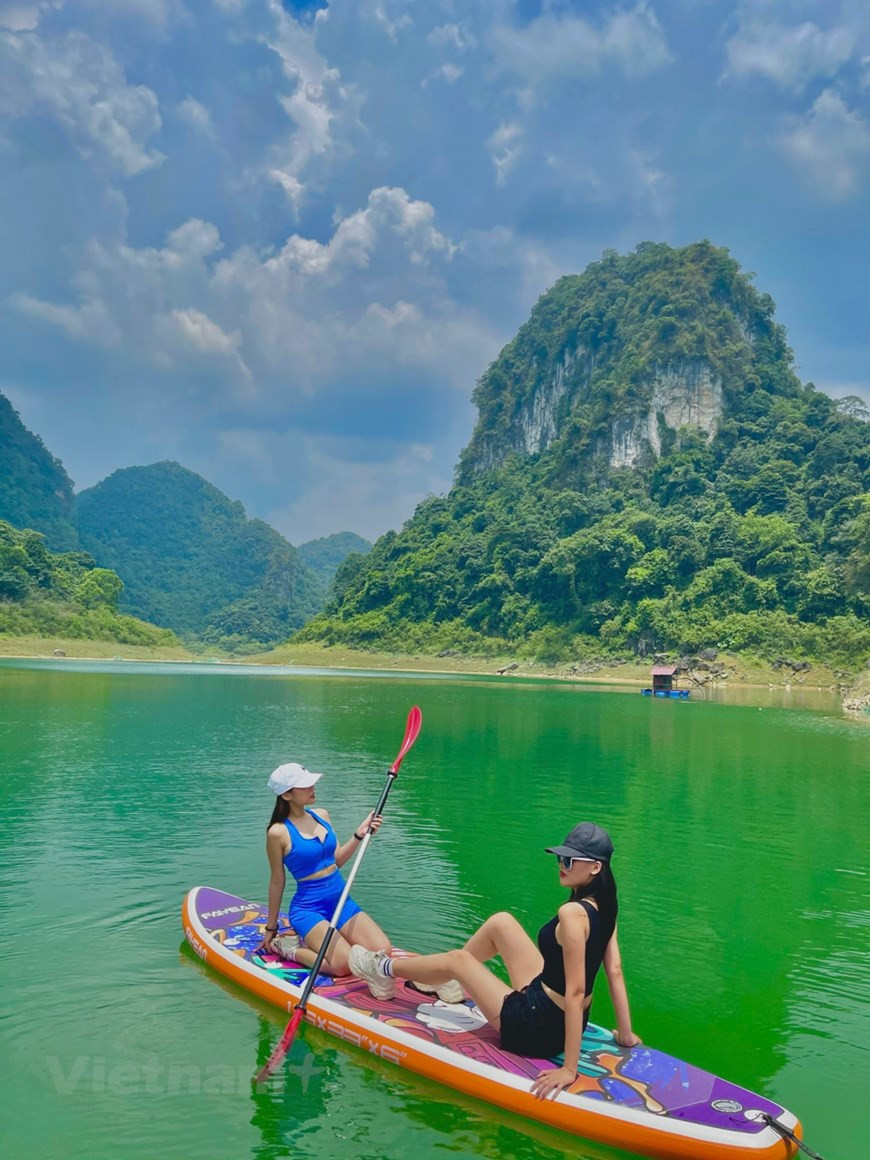 Le complexe de lacs Thang Hen est une attraction touristique située dans la zone du géoparc mondial de Cao Bang reconnue par l'UNESCO. Le climat à cet endroit est assez agréable. Les visiteurs peuvent le visiter en toute saison mais l’idéal reste le printemps, lorsque des centaines de fleurs s'épanouissent. Les visiteurs apprécieront sûrement le paysage tout en prenant des photos pour immortaliser leurs précieux moments de la vie en plein nature. Si vous venez ici entre septembre et octobre, vous verrez l'eau du lac Thang Hen se retirer puis se remplir à nouveau en quelques heures seulement. Si d'autres lacs en saison de crue sont souvent très nuageux, l'eau du lac Thang Hen, reste de couleur émeraude toute l'année. 
