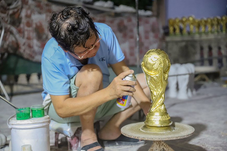 L'atelier de Tran Duc Hai dans le village de poterie de Bat Trang s’accélère la fabrication de nombreux modèles de trophées pour servir les fans du ballon rond. 
