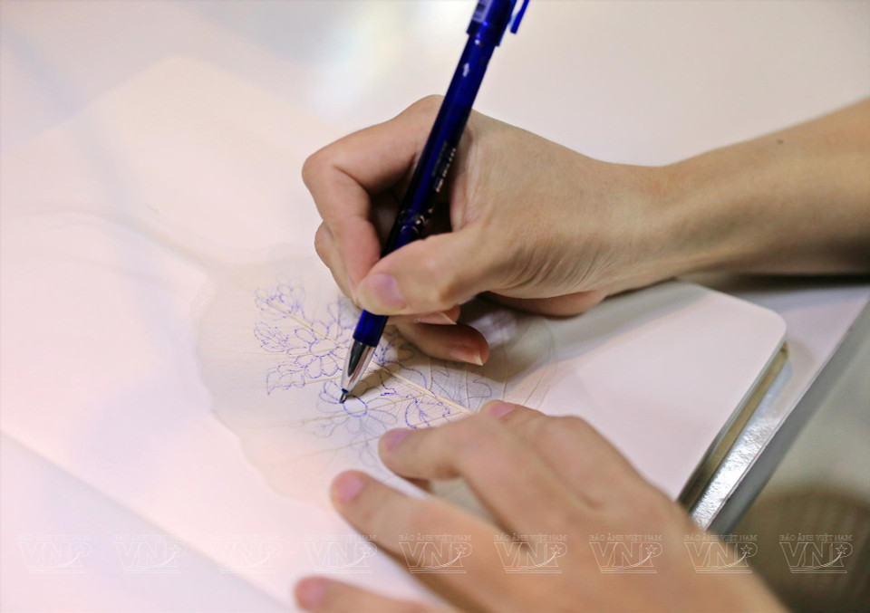 Un croquis sur papier avant la broderie.