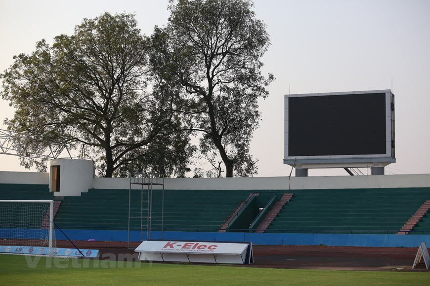 Lors de la phase de groupes du football masculin aux SEA Games 31, le stade de Viet Tri accueillera l'équipe vietnamienne des moins de 23 ans (U23) qui s’efforcera de conforter sa première place lors de ce tournoi d’Asie du Sud-Est. Il est probable que les autorités de la province de Phu Tho et le comité d'organisation des SEA Games 31 autoriseront la vente de billets pour les matches au stade de Viet Tri. Prochainement, deux matches amicaux entre l’équipe vietnamienne d’U23 et l’équipe sud-coréenne d’U20 auront lieu au stade de Viet Tri, l’occasion de vérifier ses préparatifs des prochains SEA Games, prévus en mai. Photo : PV/Vietnam+