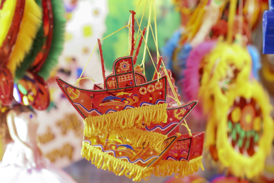 Les différents types de lanternes exposées attirent l'attention des visiteurs. Photo: VNA 