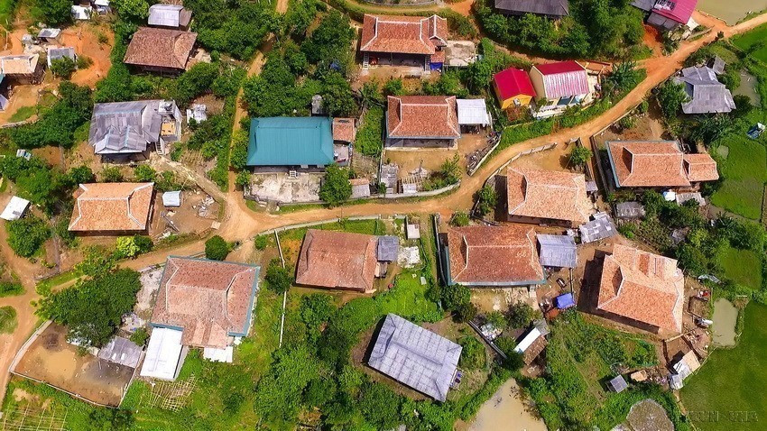 Les maisons sont couvertes de toits de tuiles ou de tôles ondulées. 