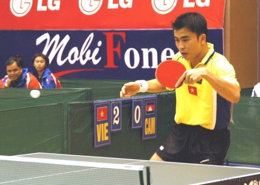  Le pongiste Tran Tuan Quynh face à un Cambodgien le 6 décembre 2003 au gymnase de Hai Duong. 