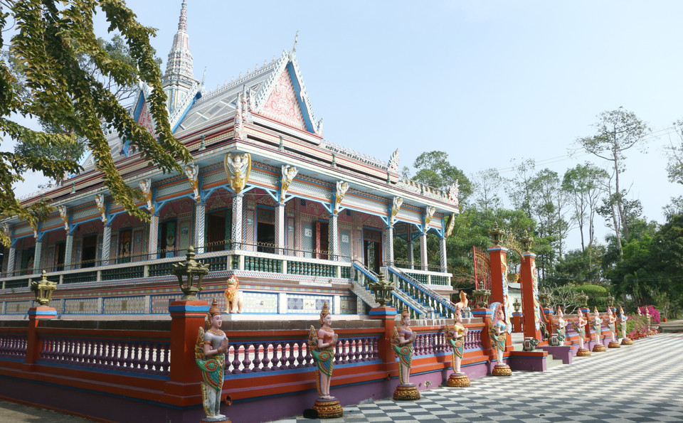 Le hall principal de la pagode est paré de tessons de céramiques multicolores. 