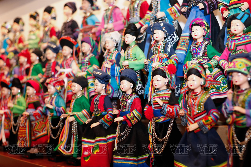 Des poupées portant des costumes traditionnels conçus par le peintre Nguyen Hoang Anh.