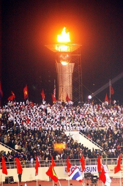Cérémonie d'ouverture des SEA Games 22 dans la soirée du 5 décembre 2003 au stade national de My Dinh, Hanoï. 