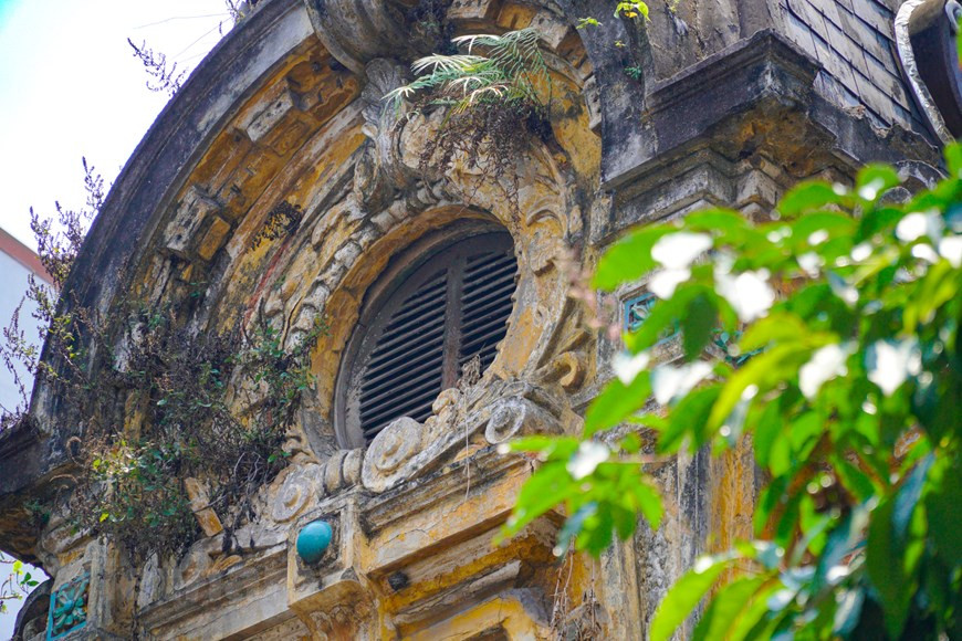 La municipalité de Hanoi a planifié la vente de 599 villas contruites au temps colonial, dont la plupart sont de beaux édifices de valeur historique et culturelle, dans le but de les exploiter plus efficacement en vertu du décret gouvernemental n°61 et de mettre en gestion directe les restantes par la Compagnie de gestion des habitations. La préservation des villas, au cœur des préoccupations de différentes parties, est sujette à de multiples débats, mais aucun avis commun ne semble faire surface. Une grande partie des architectes s'oppose à la vente des villas. Selon un expert du Département de la construction de Hanoi, il faut éviter de vendre les villas pour qu'elles soient remplacées par des constructions anarchiques. Le directeur de l'Institut d'architecture, Ngô Doan Duc estime pour sa part que le développement économique ne doit pas négliger la valeur culturelle. Construire des villas ou les préserver est un calcul à faire, les démolir s'apparenterait à effacer la mémoire de la ville, une époque de l'histoire. Photo : Minh Hieu/VietnamPlus 