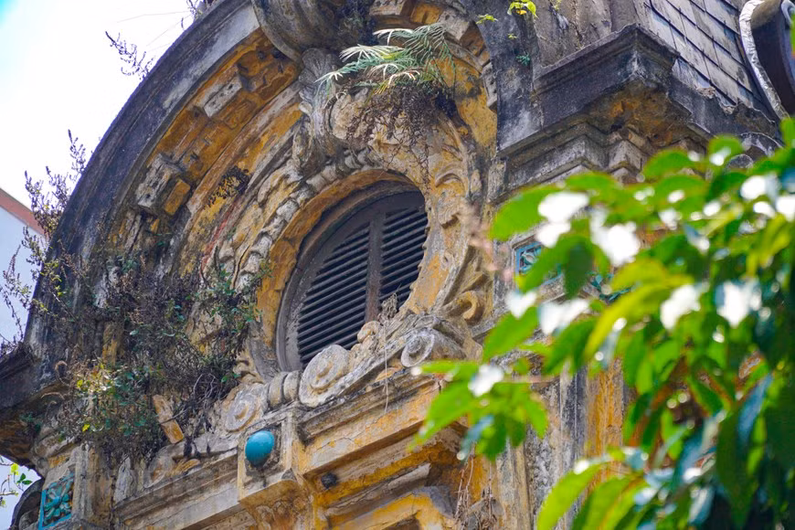 La municipalité de Hanoi a planifié la vente de 599 villas contruites au temps colonial, dont la plupart sont de beaux édifices de valeur historique et culturelle, dans le but de les exploiter plus efficacement en vertu du décret gouvernemental n°61 et de mettre en gestion directe les restantes par la Compagnie de gestion des habitations. La préservation des villas, au cœur des préoccupations de différentes parties, est sujette à de multiples débats, mais aucun avis commun ne semble faire surface. Une grande partie des architectes s'oppose à la vente des villas. Selon un expert du Département de la construction de Hanoi, il faut éviter de vendre les villas pour qu'elles soient remplacées par des constructions anarchiques. Le directeur de l'Institut d'architecture, Ngô Doan Duc estime pour sa part que le développement économique ne doit pas négliger la valeur culturelle. Construire des villas ou les préserver est un calcul à faire, les démolir s'apparenterait à effacer la mémoire de la ville, une époque de l'histoire. Photo : Minh Hieu/VietnamPlus 