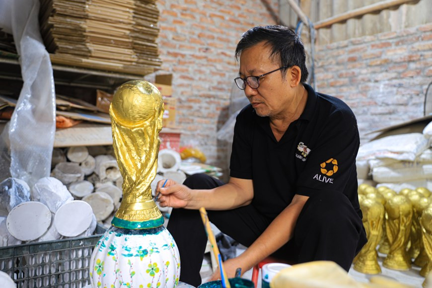 L’atelier de fabrication de céramique Nhat Nga a reçu plus de 1.000 commandes des fans du sport roi venus de nombreuses villes et provinces à travers le pays, a partagé Vuong Hong Nhat, son propriétaire. 