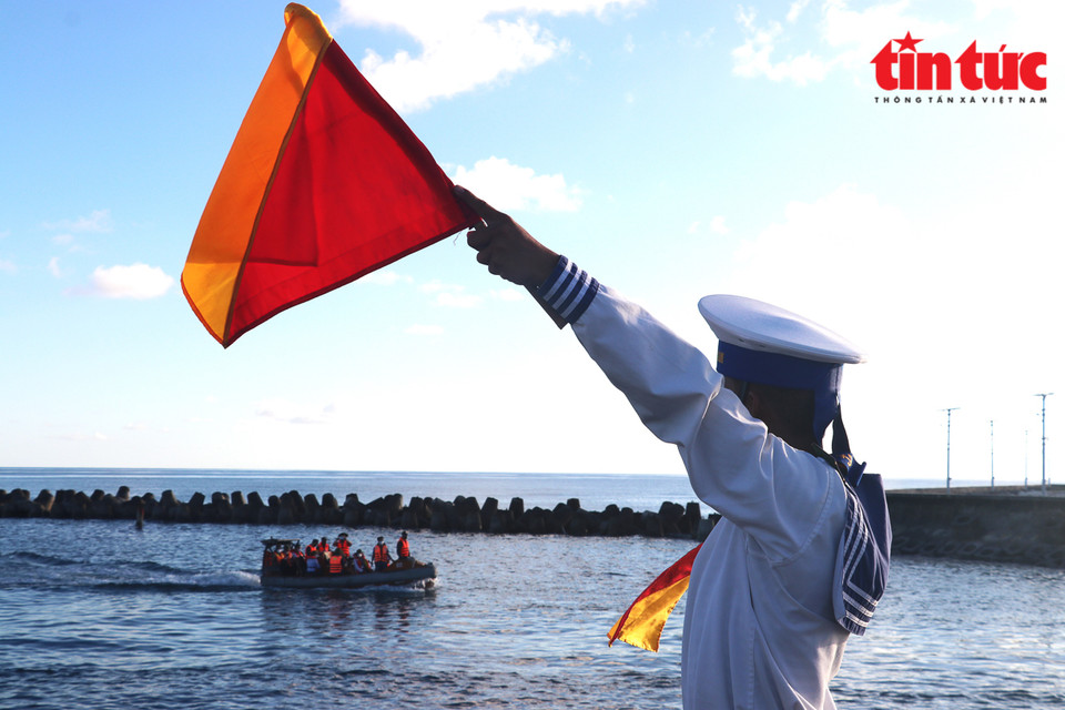 Le soldat-navigateur guide un bateau dans le chenal de l'île de Song Tu Tay. 