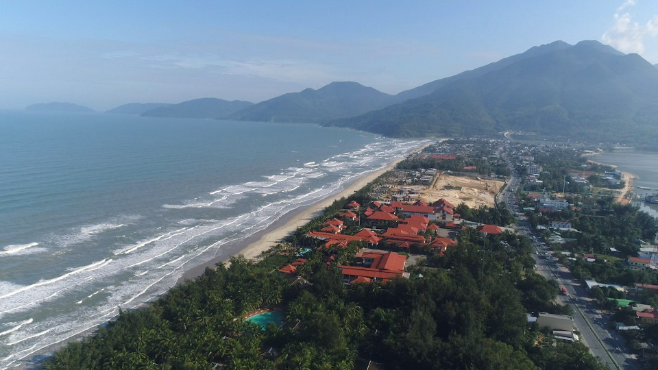 La baie de Lang Cô vue d'en haut. Située à 70 km au sud de la ville de Huê, Lang Cô est l’une des baies disposant de conditions et paysages les plus naturels du Vietnam. Elle offre des conditions favorables au développement de différents types de tourisme. 