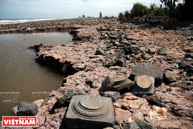 Les restes de la paroisse de Xuong Dien qui a été engloutie par l'eau de mer en 2009.