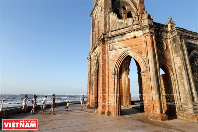 L’église en ruine est une destination touristique pour les jeunes.
