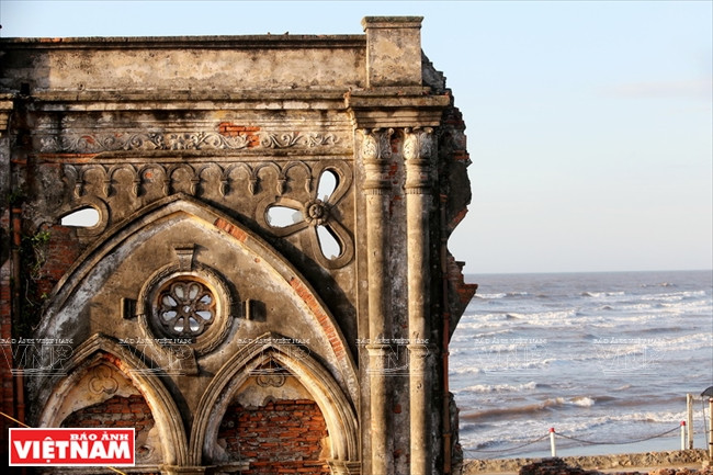 Les motifs ornementaux sur les murs de l'église.