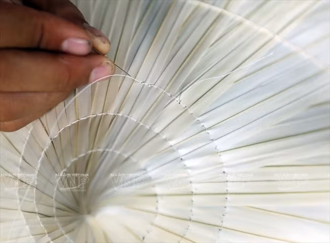 Pour la couture des feuilles, l’artisan doit faire preuve de dextérité sous peine de les déchirer.