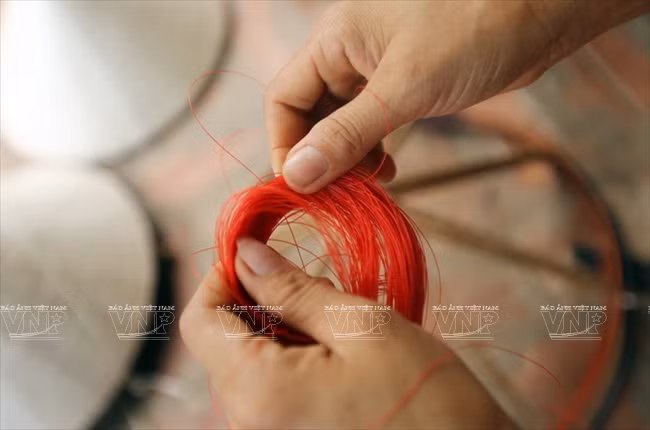 Du fil utilisé pour enrouler les cerceaux.